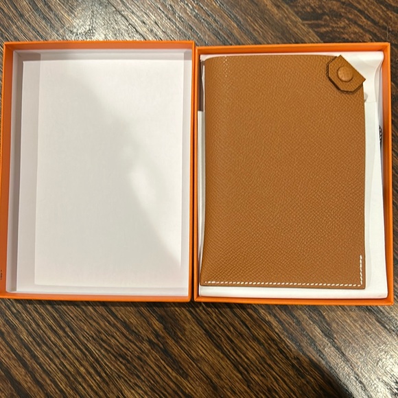 Brand new authentic hermes passport tarmac holder - Picture 1 of 4